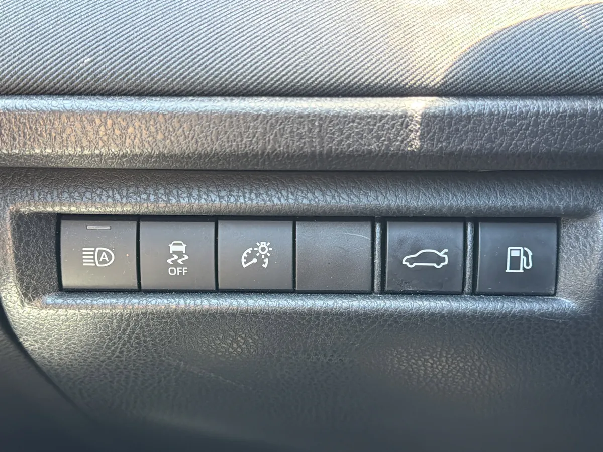 2025 Toyota Camry LE thumbnail 14