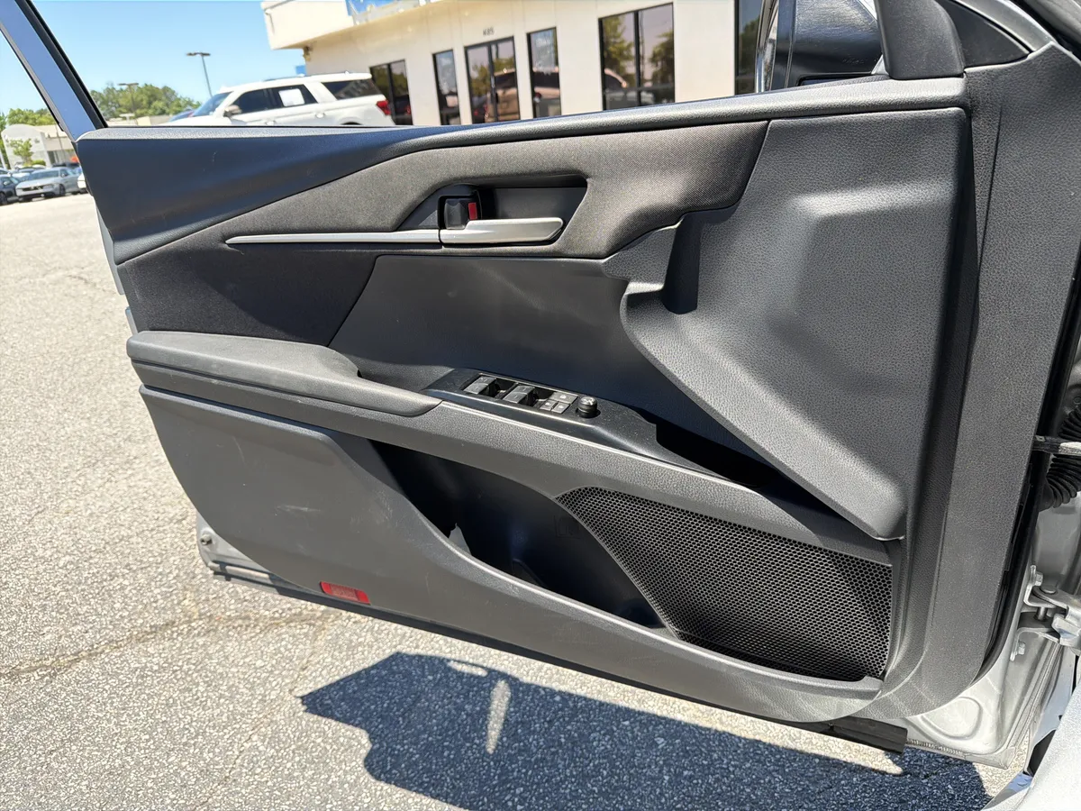 2025 Toyota Camry LE thumbnail 15