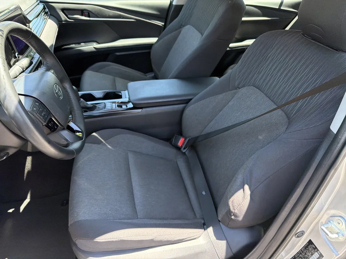 2025 Toyota Camry LE thumbnail 16
