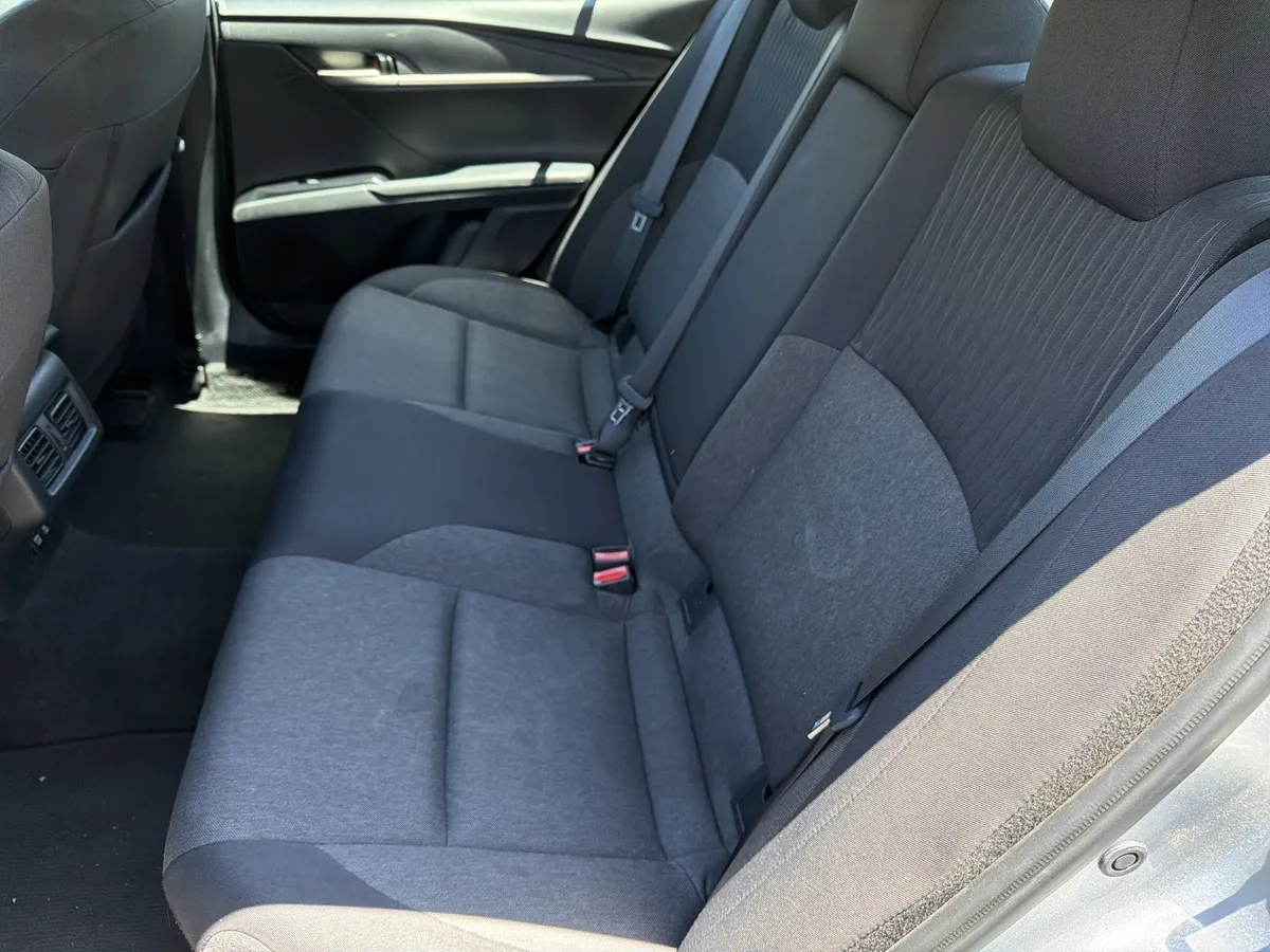 2025 Toyota Camry LE thumbnail 18