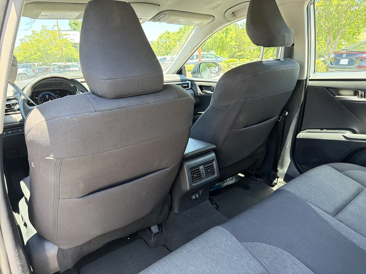 2025 Toyota Camry LE thumbnail 19
