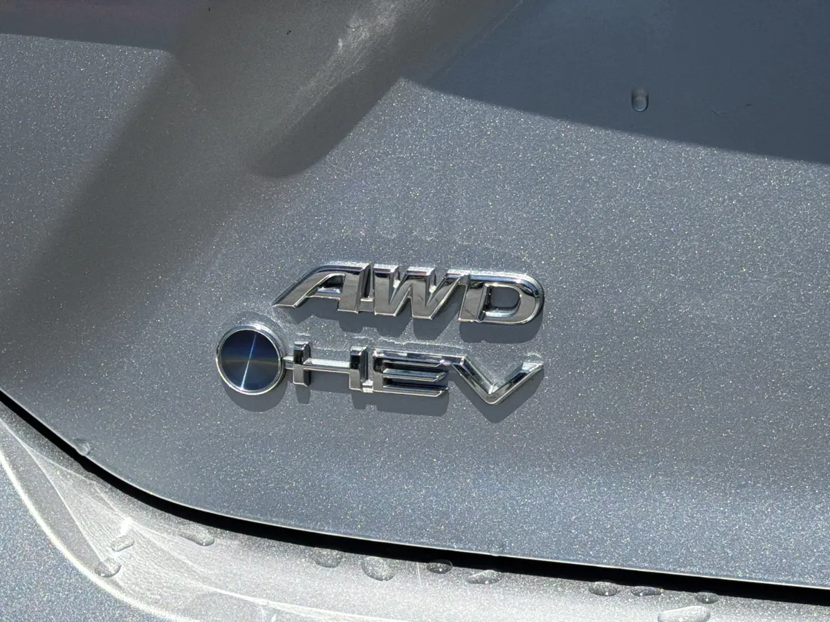 2025 Toyota Camry LE thumbnail 25