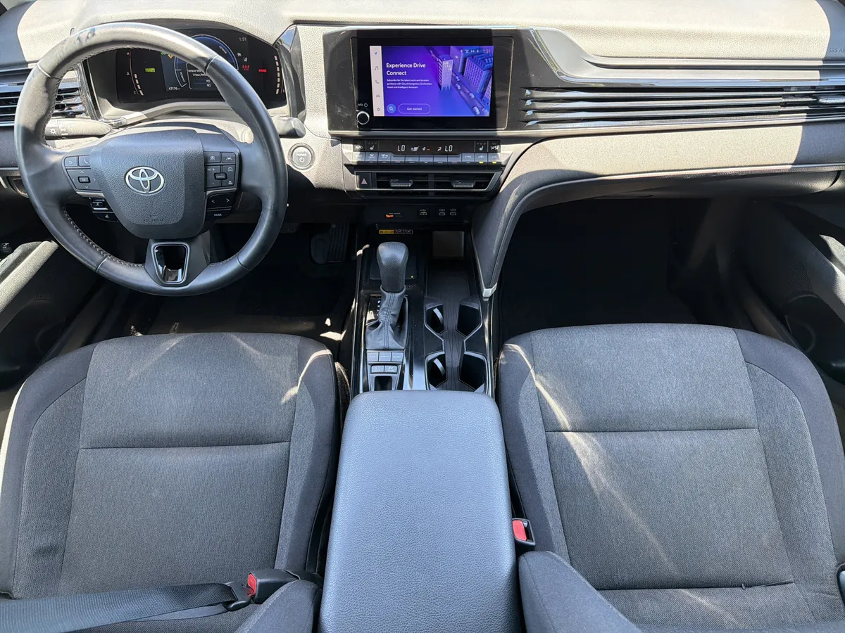 2025 Toyota Camry LE thumbnail 3