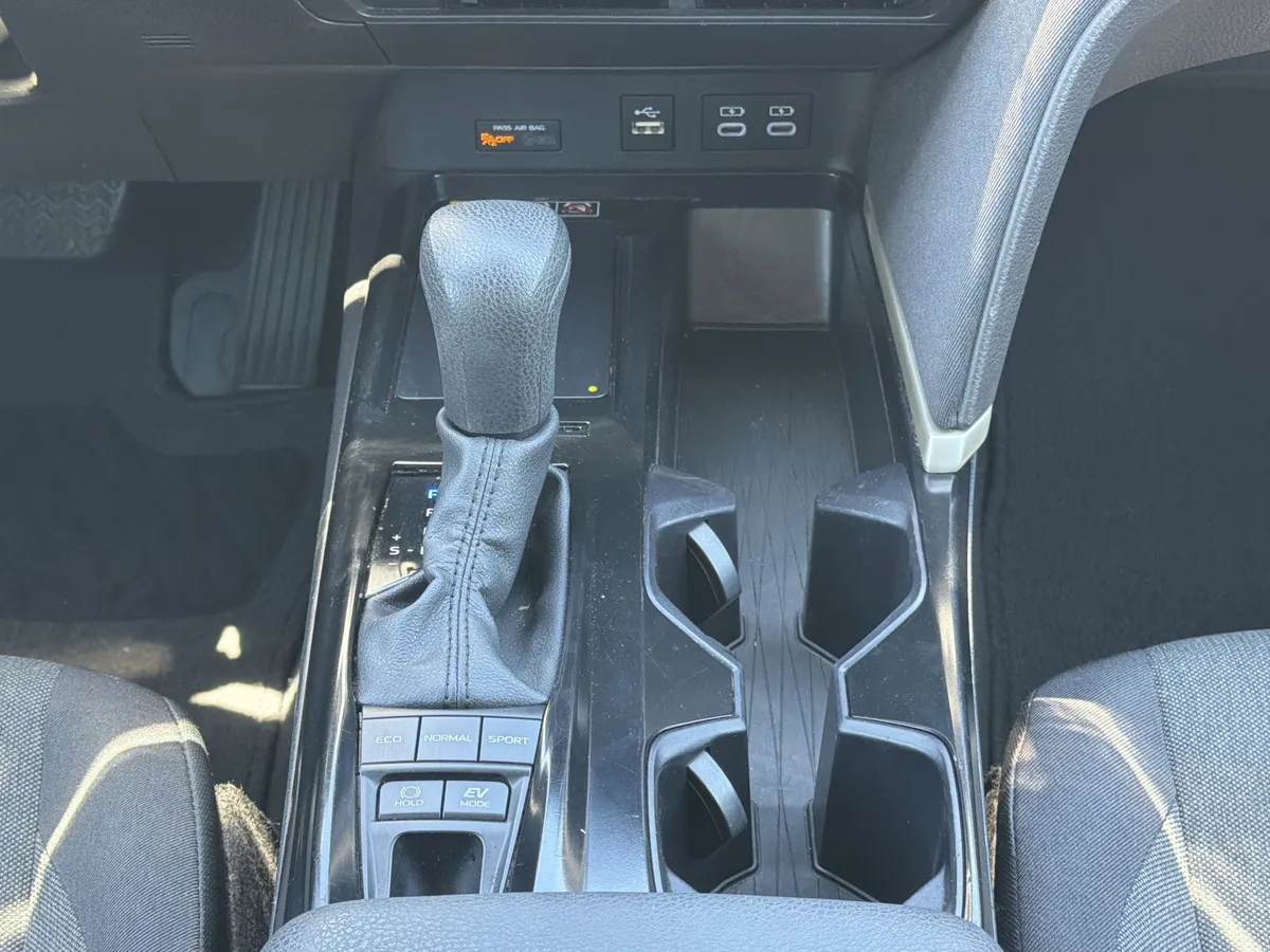 2025 Toyota Camry LE thumbnail 5