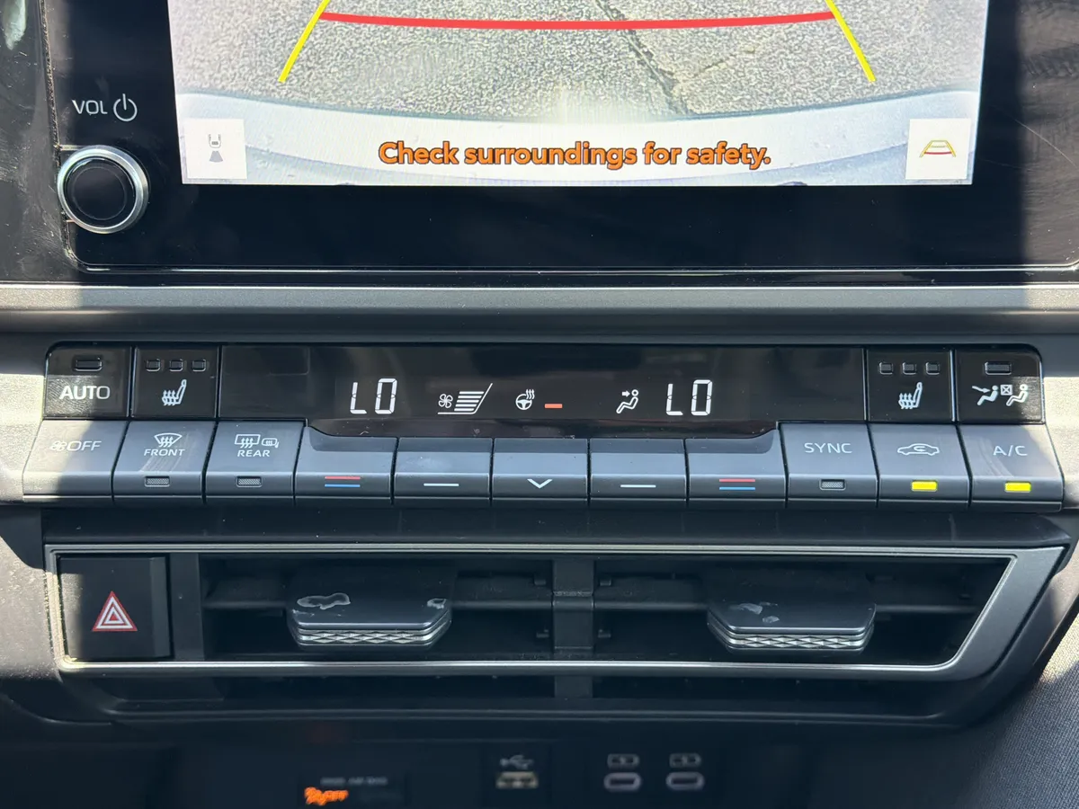 2025 Toyota Camry LE thumbnail 7