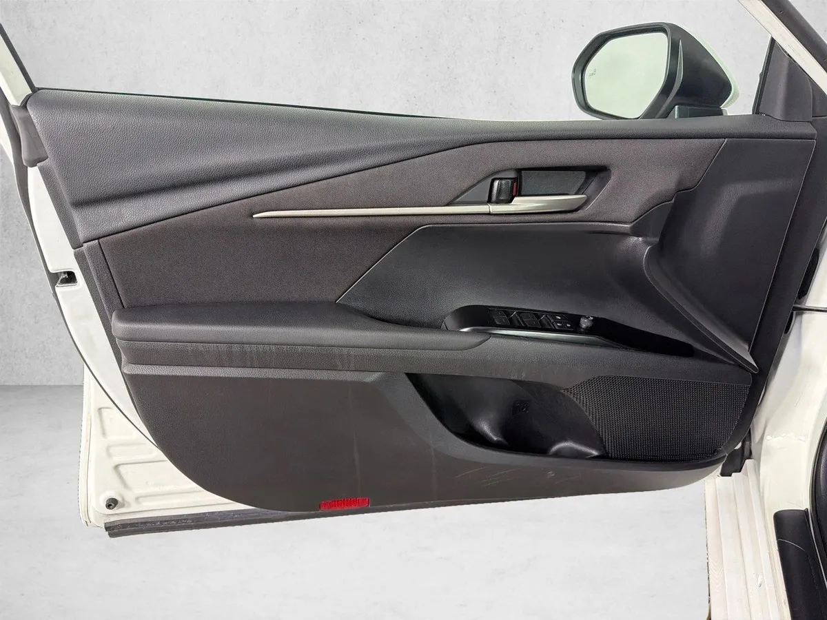 2025 Toyota Camry LE thumbnail 10