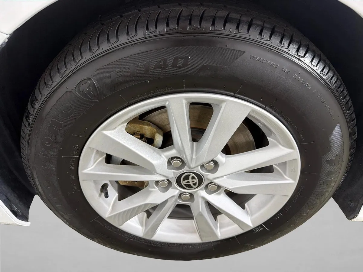 2025 Toyota Camry LE thumbnail 11