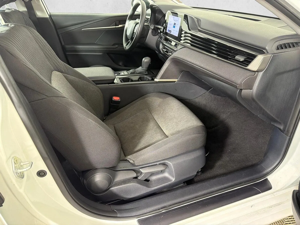 2025 Toyota Camry LE thumbnail 13