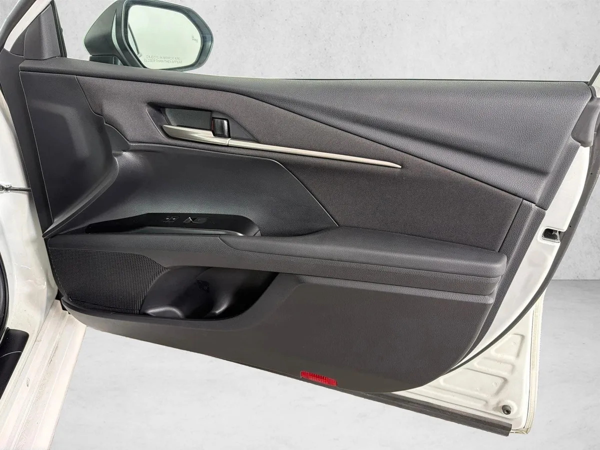 2025 Toyota Camry LE thumbnail 14
