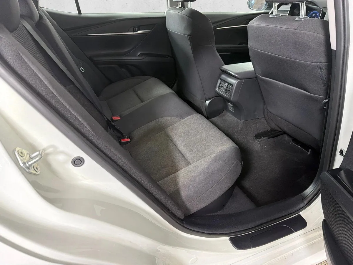 2025 Toyota Camry LE thumbnail 15