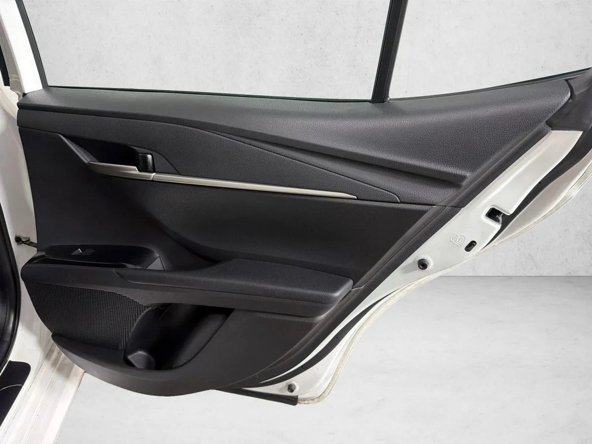 2025 Toyota Camry LE thumbnail 16