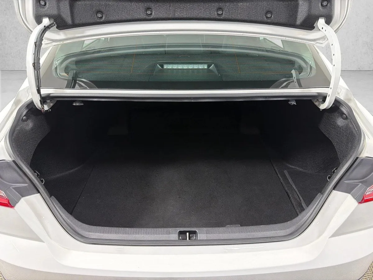 2025 Toyota Camry LE thumbnail 18