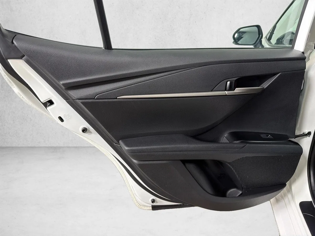2025 Toyota Camry LE thumbnail 21