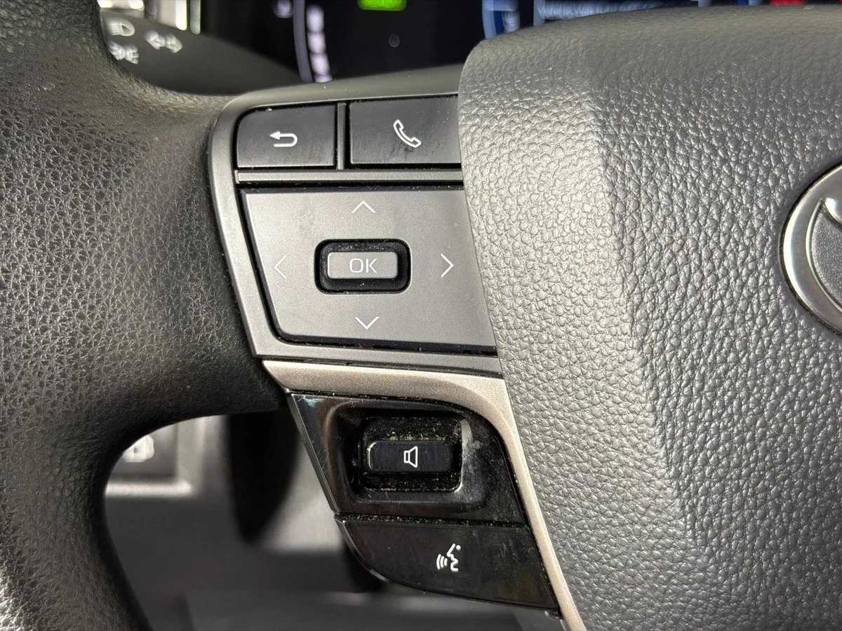 2025 Toyota Camry LE thumbnail 24