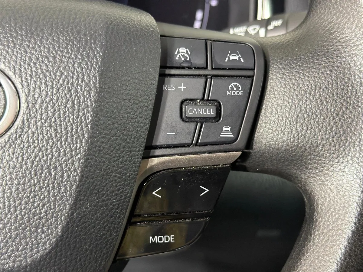 2025 Toyota Camry LE thumbnail 25