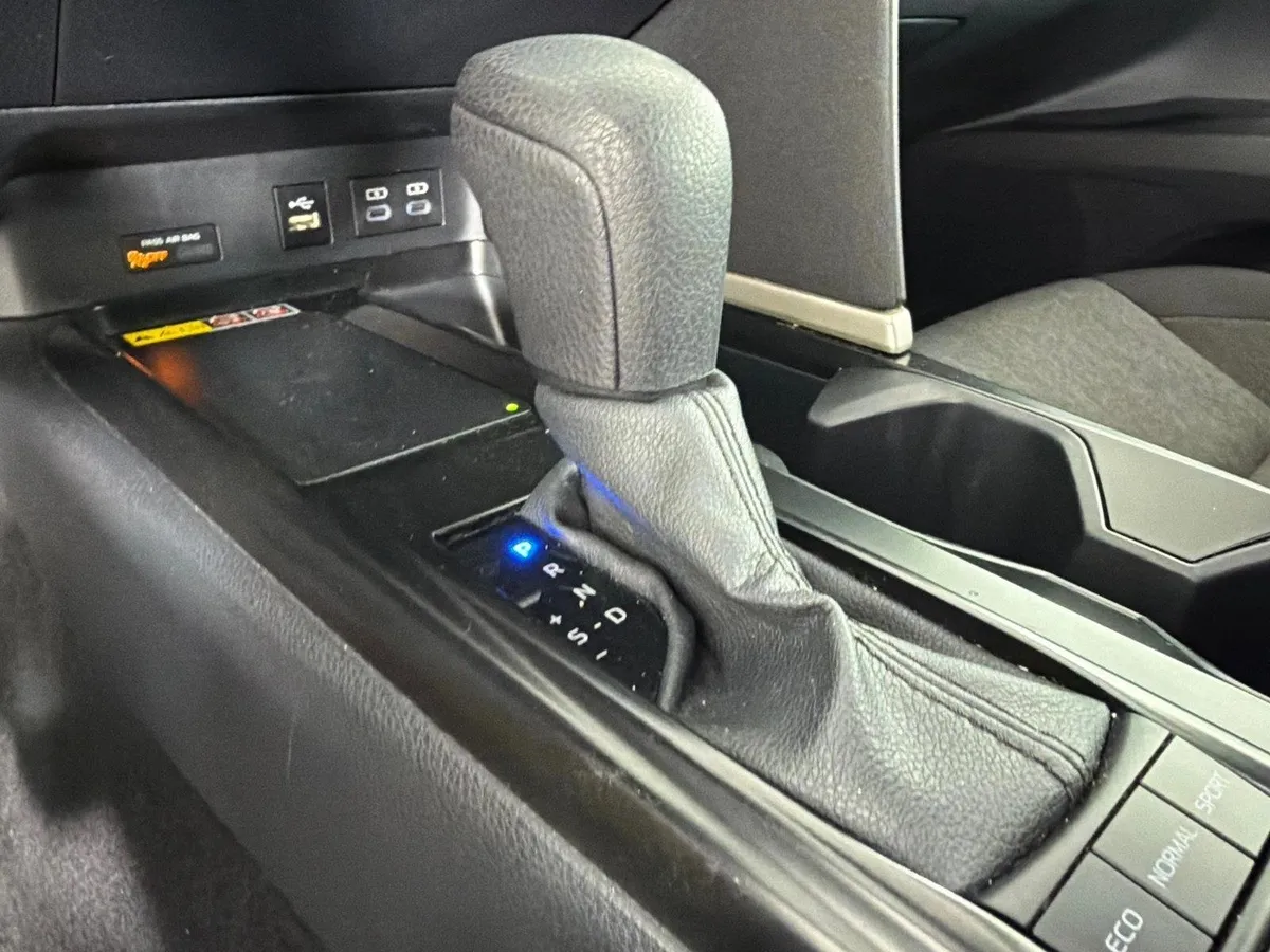 2025 Toyota Camry LE thumbnail 30