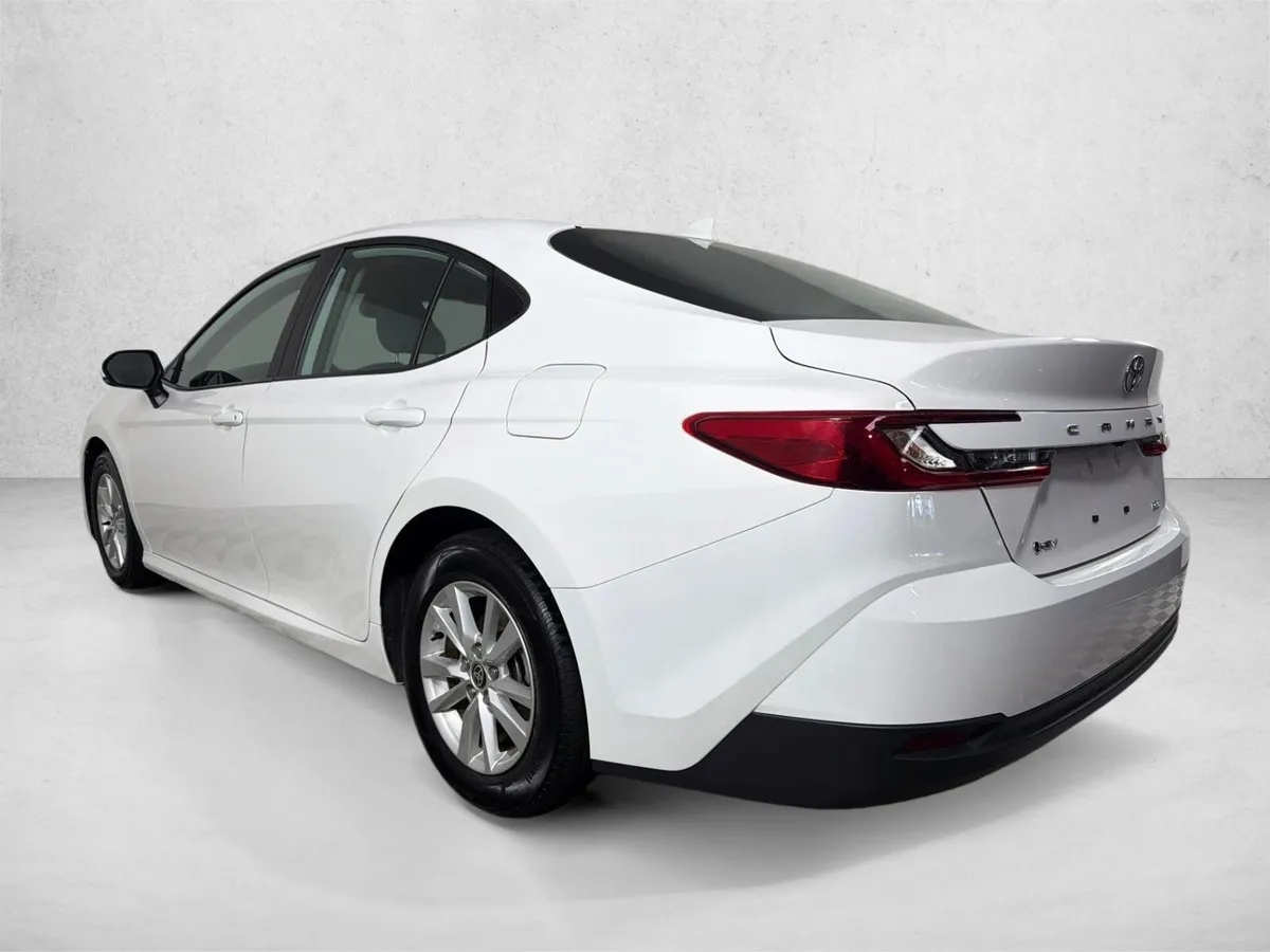 2025 Toyota Camry LE thumbnail 5