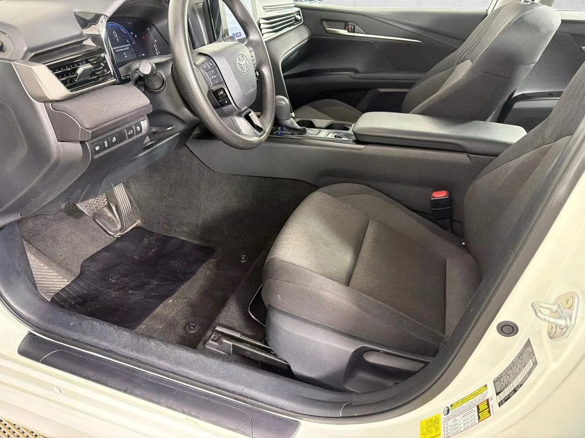 2025 Toyota Camry LE thumbnail 9