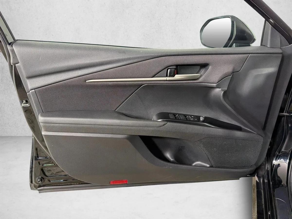 2025 Toyota Camry LE thumbnail 10