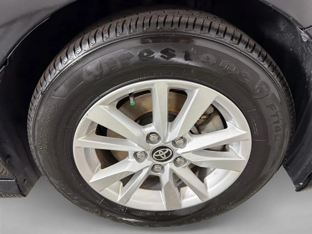 2025 Toyota Camry LE thumbnail 12