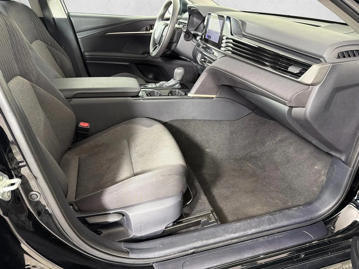 2025 Toyota Camry LE thumbnail 13