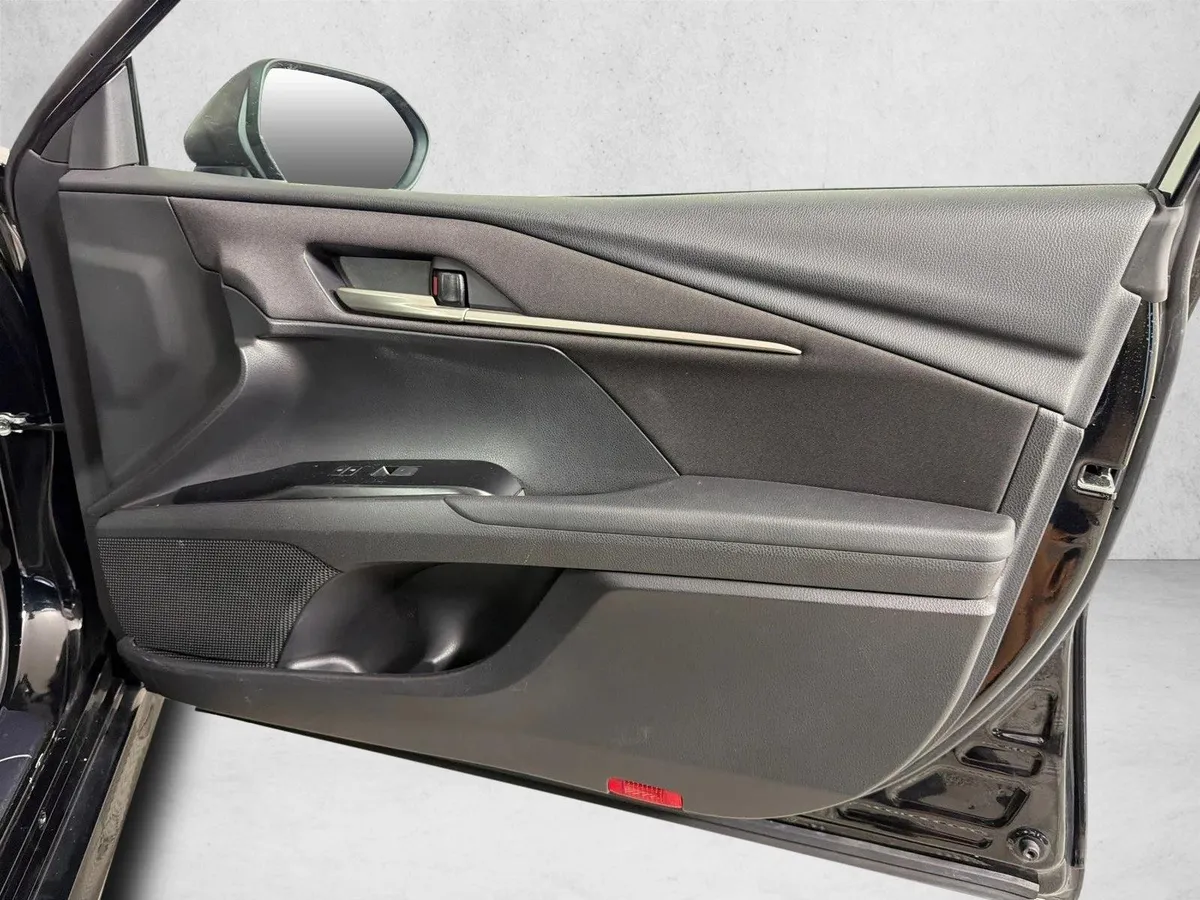 2025 Toyota Camry LE thumbnail 14