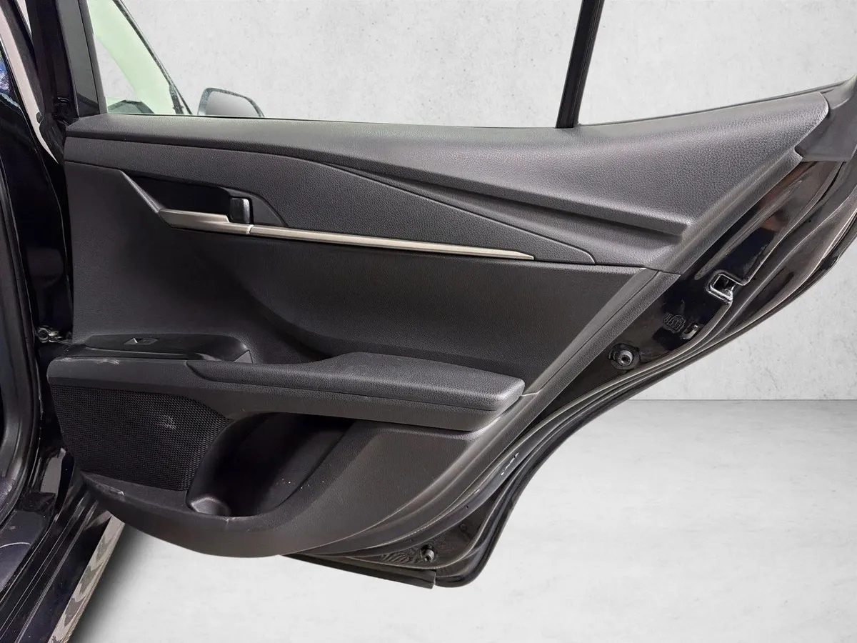 2025 Toyota Camry LE thumbnail 16
