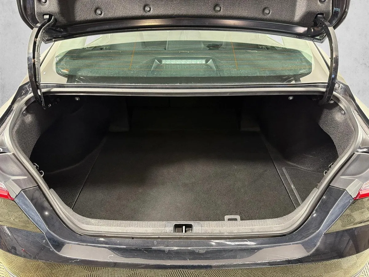 2025 Toyota Camry LE thumbnail 18