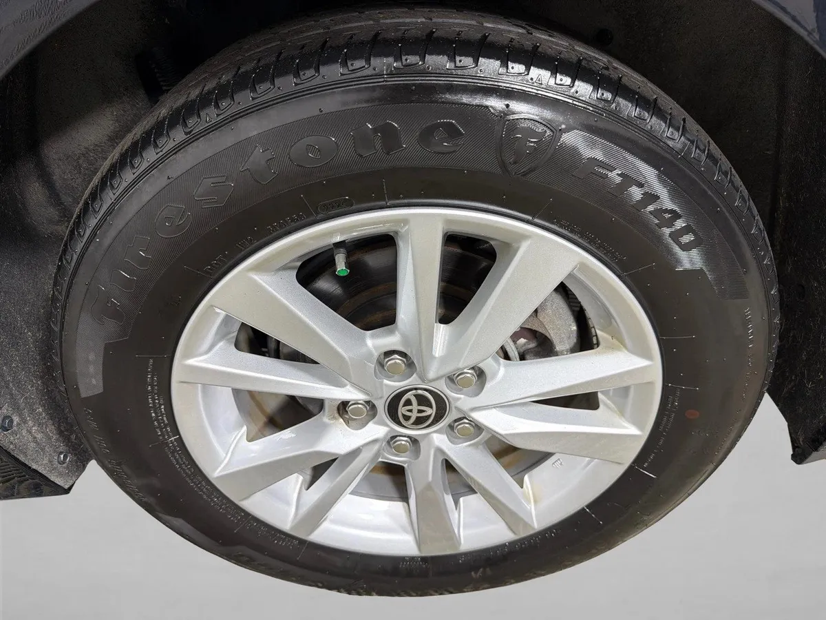 2025 Toyota Camry LE thumbnail 19