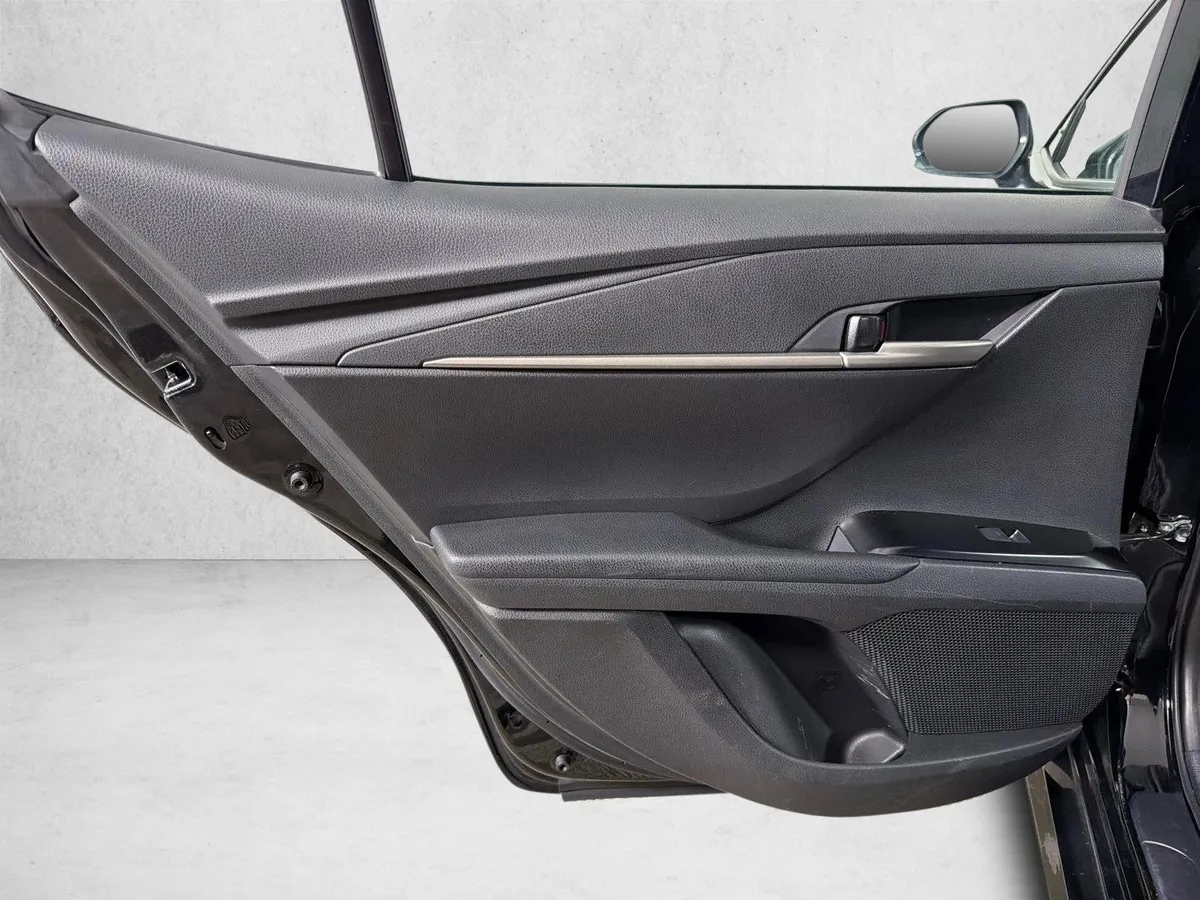 2025 Toyota Camry LE thumbnail 21