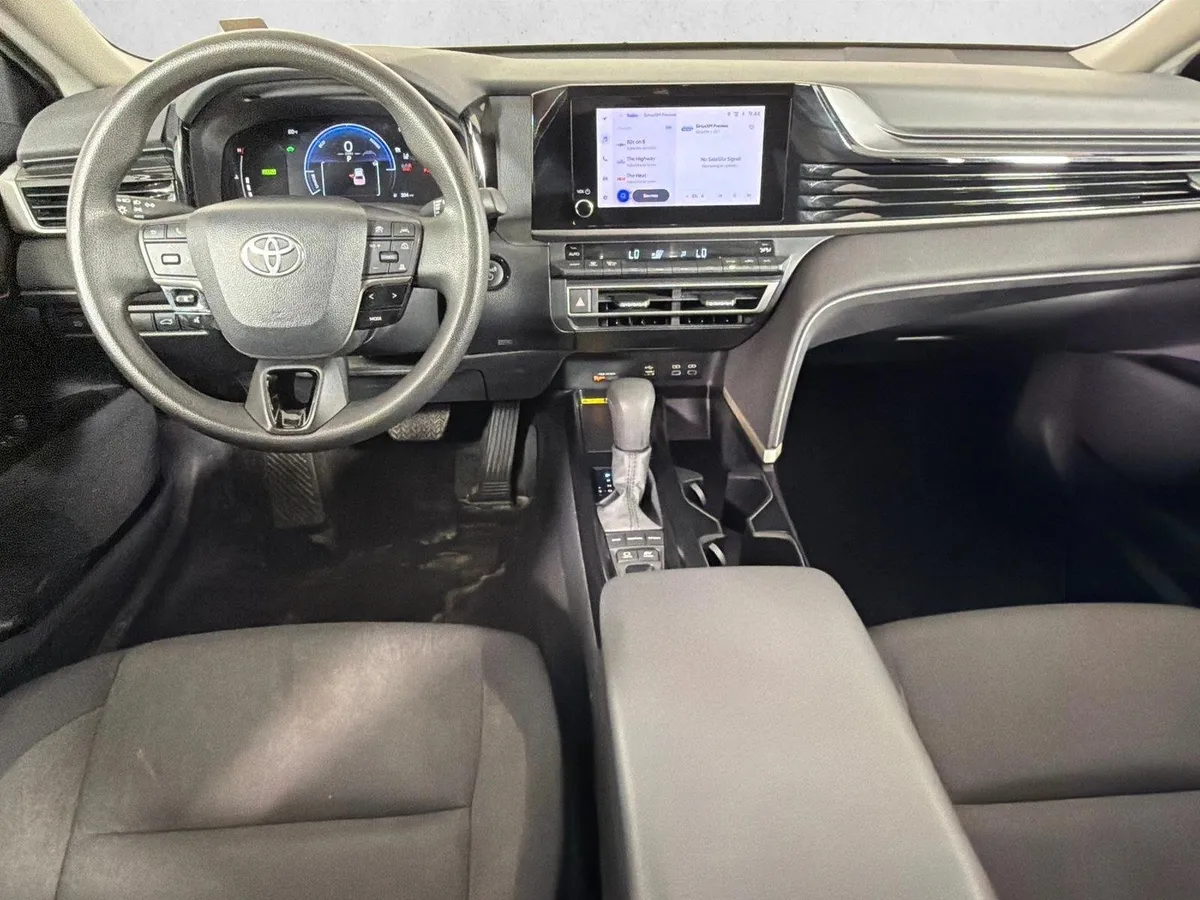 2025 Toyota Camry LE thumbnail 22