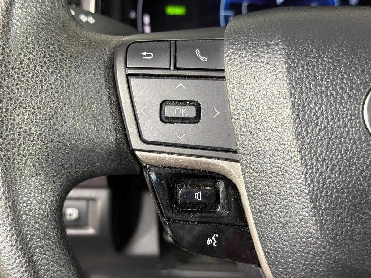 2025 Toyota Camry LE thumbnail 24