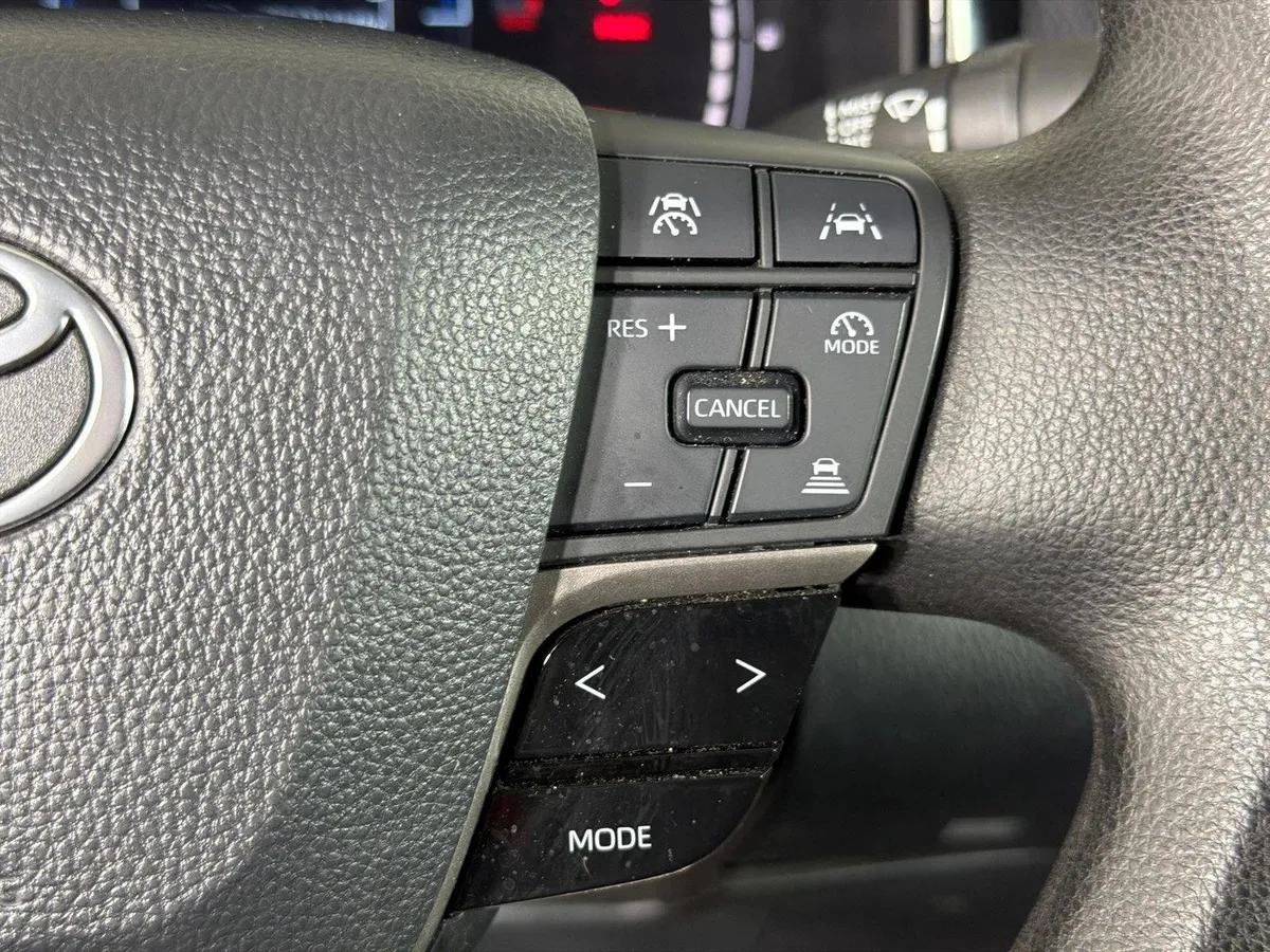 2025 Toyota Camry LE thumbnail 25