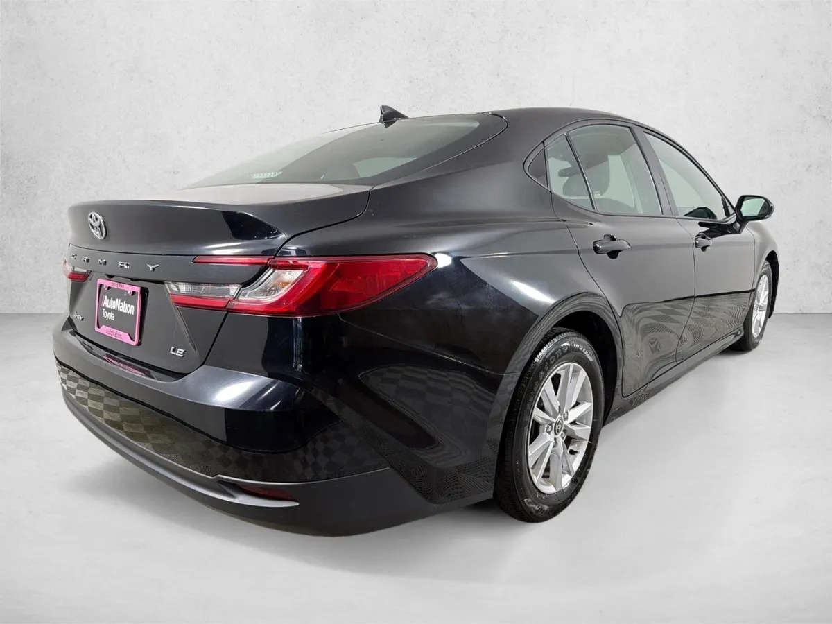 2025 Toyota Camry LE thumbnail 3