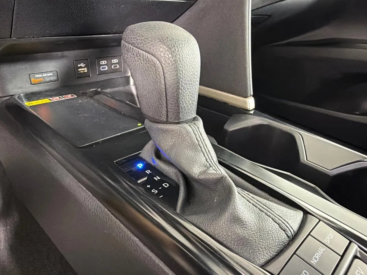 2025 Toyota Camry LE thumbnail 30