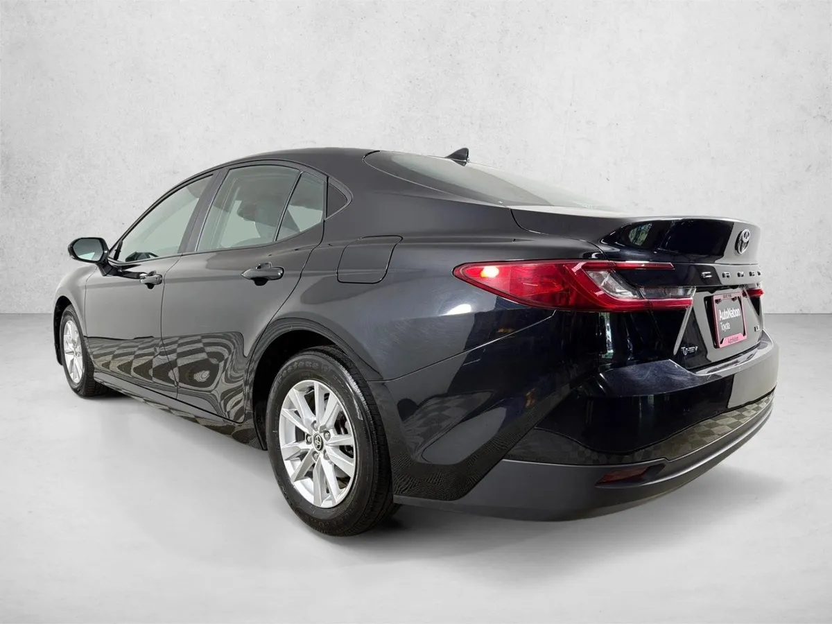 2025 Toyota Camry LE thumbnail 5
