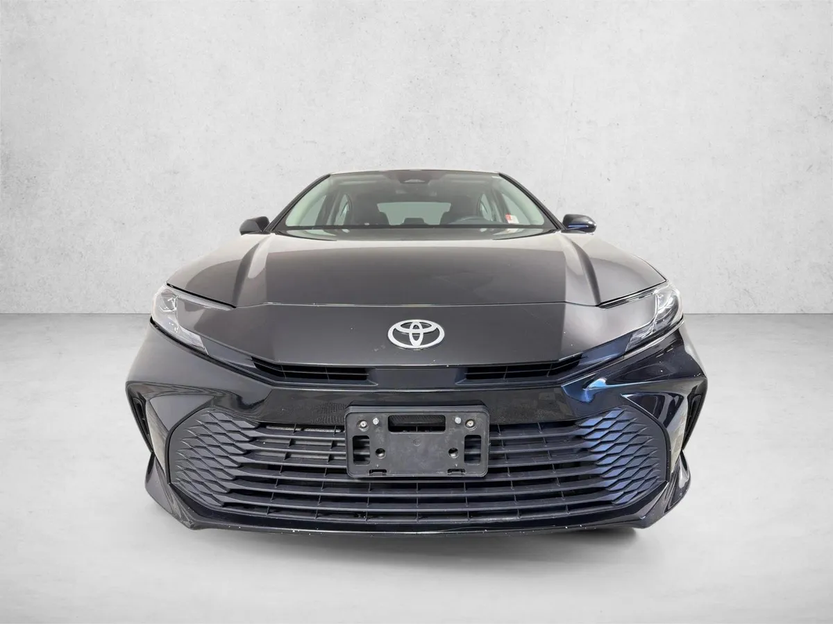 2025 Toyota Camry LE thumbnail 8
