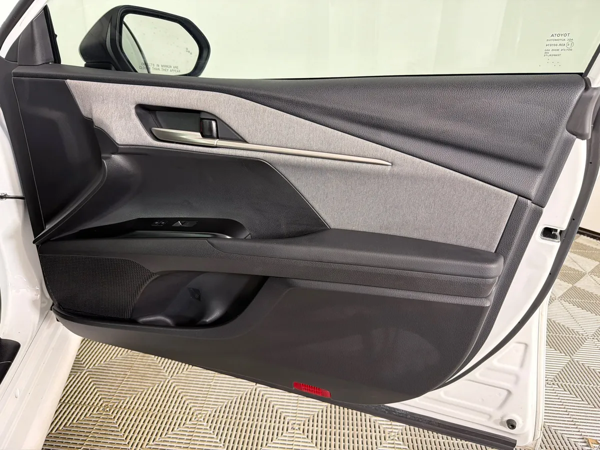 2025 Toyota Camry LE thumbnail 10