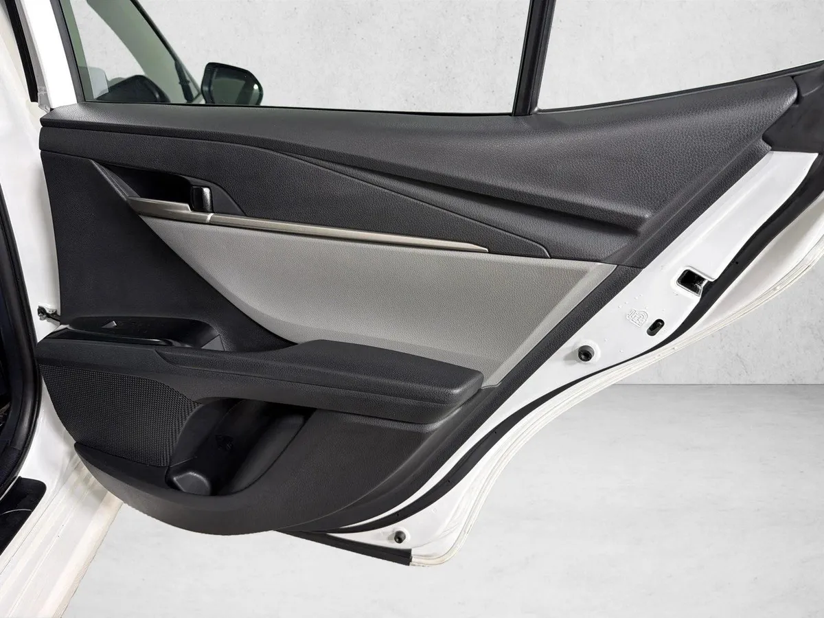2025 Toyota Camry LE thumbnail 11