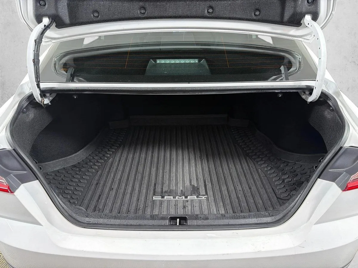 2025 Toyota Camry LE thumbnail 13