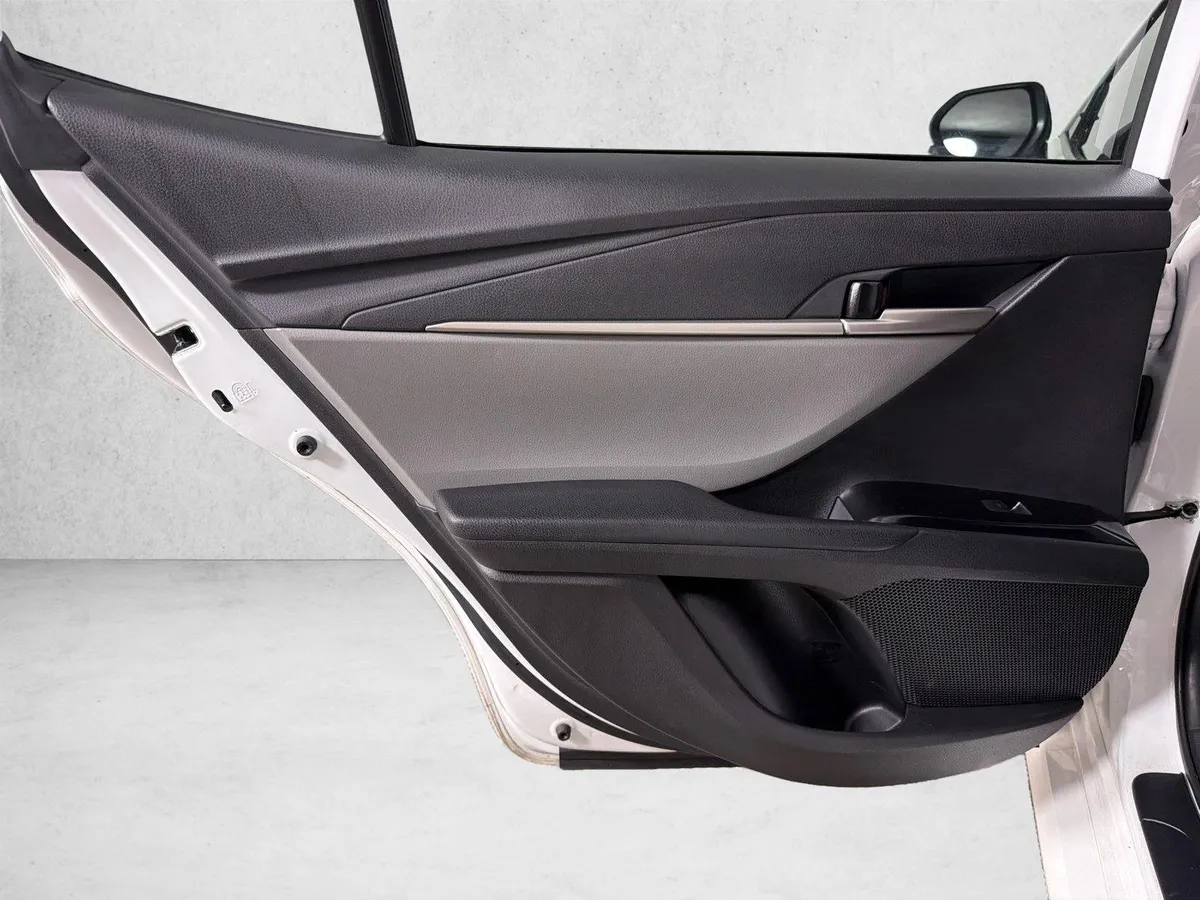 2025 Toyota Camry LE thumbnail 14