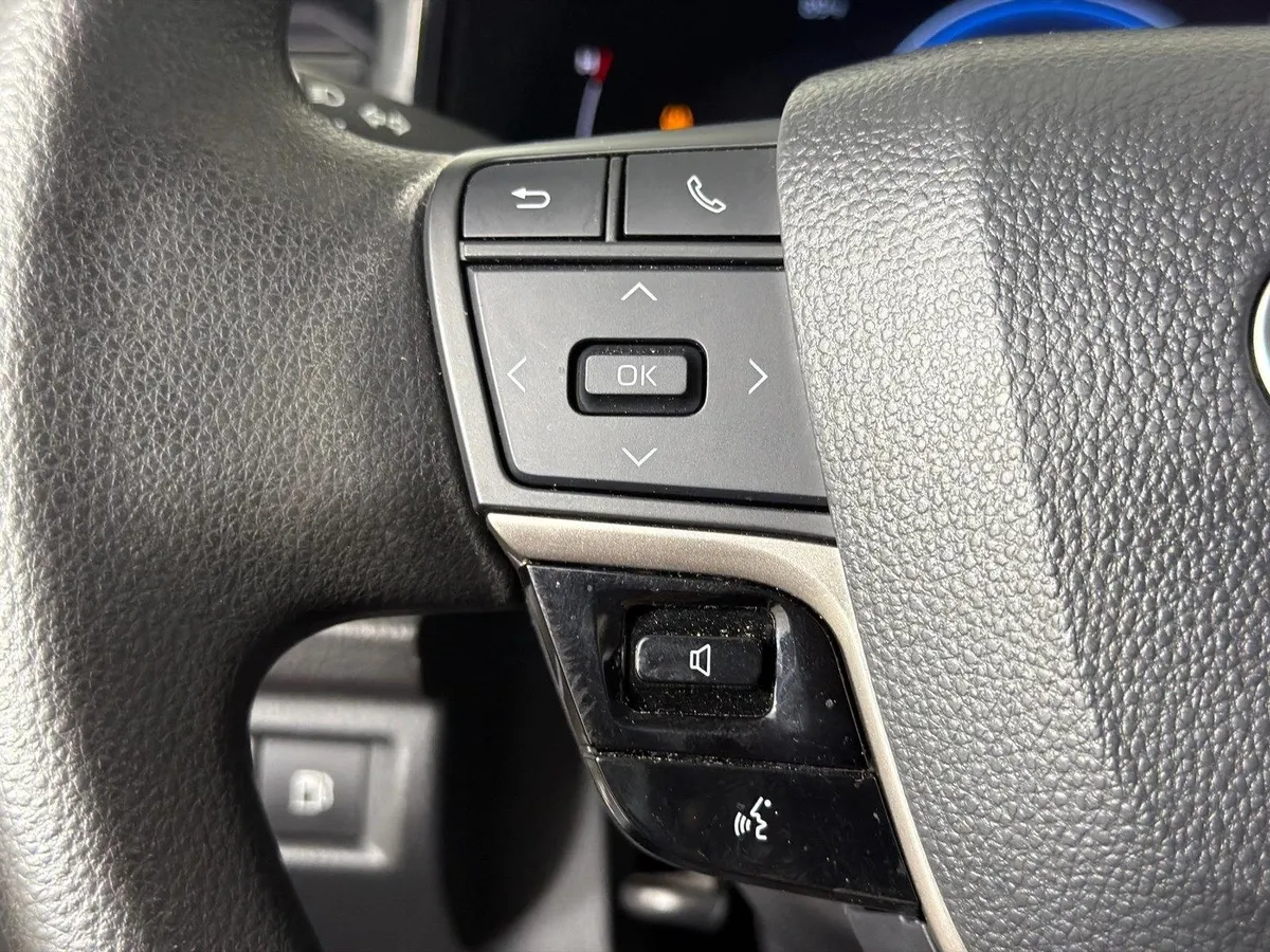 2025 Toyota Camry LE thumbnail 16