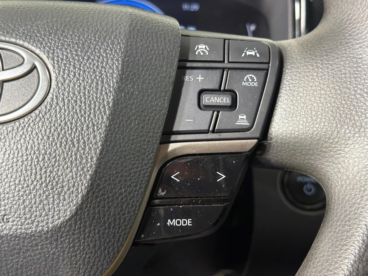 2025 Toyota Camry LE thumbnail 17