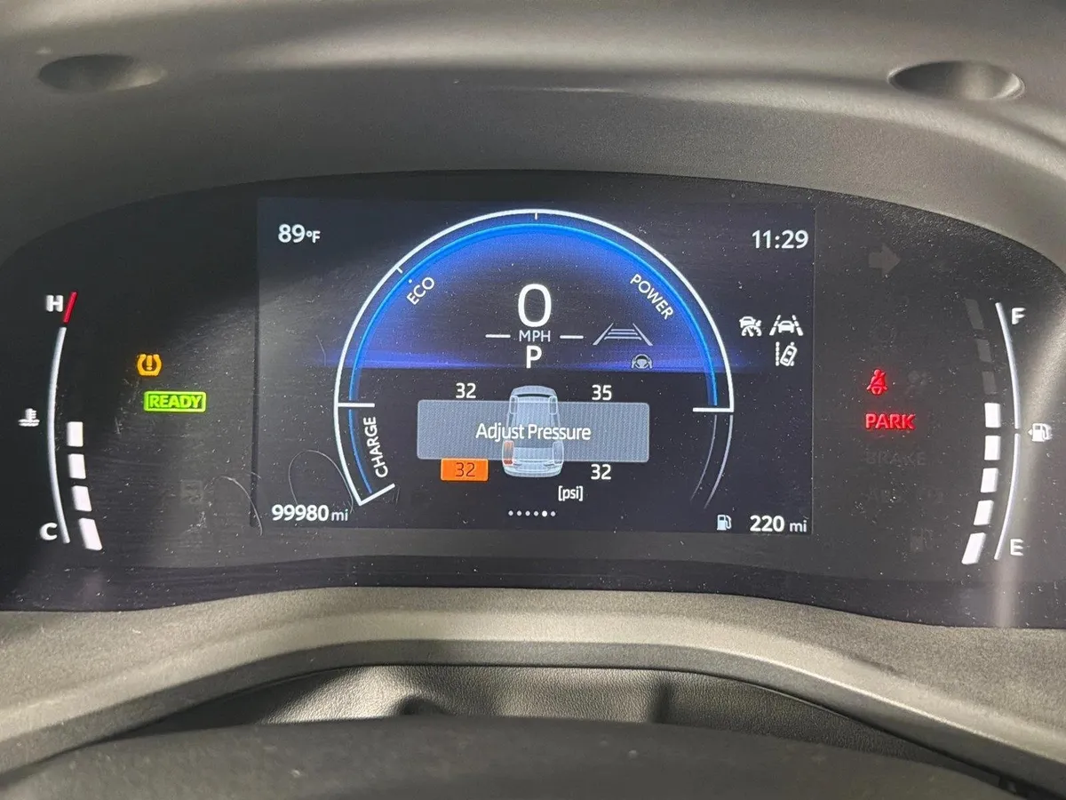 2025 Toyota Camry LE thumbnail 18