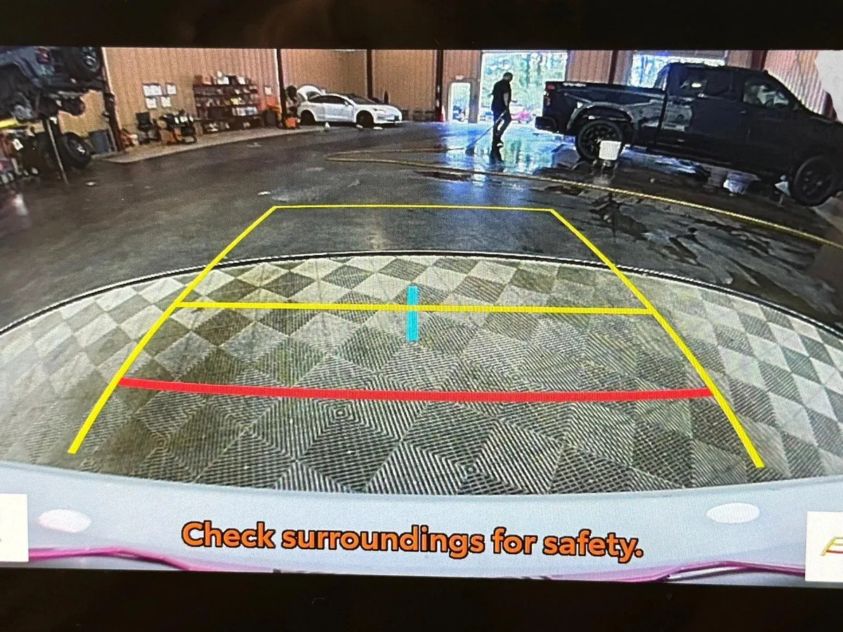 2025 Toyota Camry LE thumbnail 21
