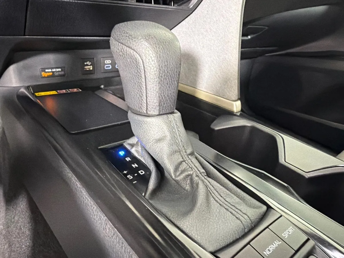 2025 Toyota Camry LE thumbnail 22