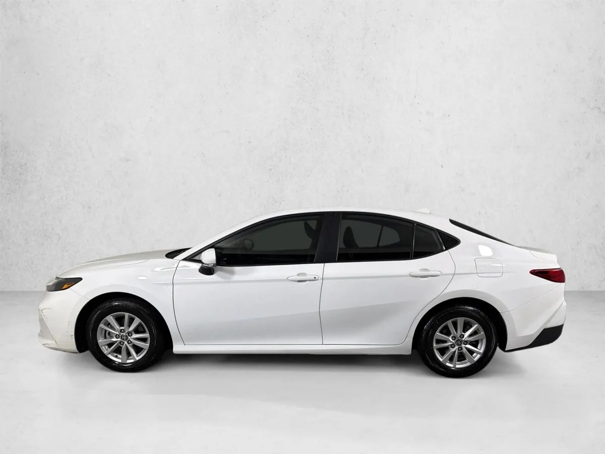 2025 Toyota Camry LE thumbnail 5