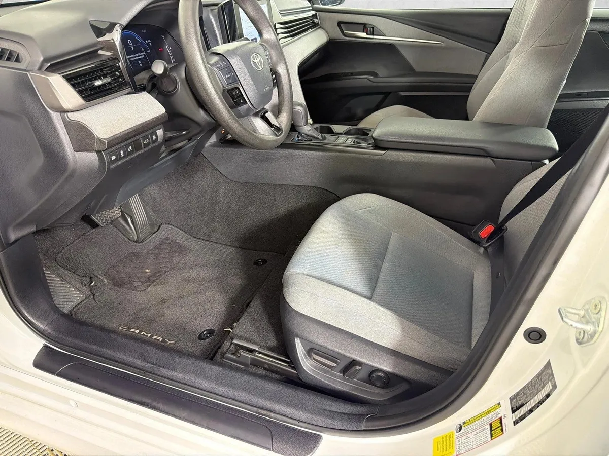 2025 Toyota Camry LE thumbnail 7