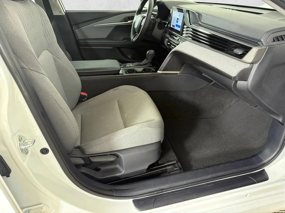 2025 Toyota Camry LE thumbnail 9