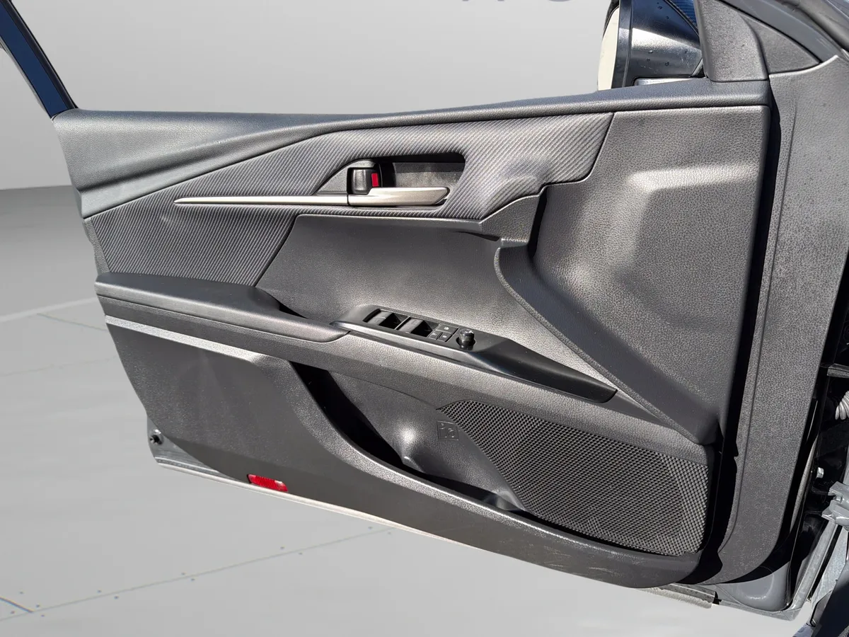 2025 Toyota Camry LE thumbnail 10